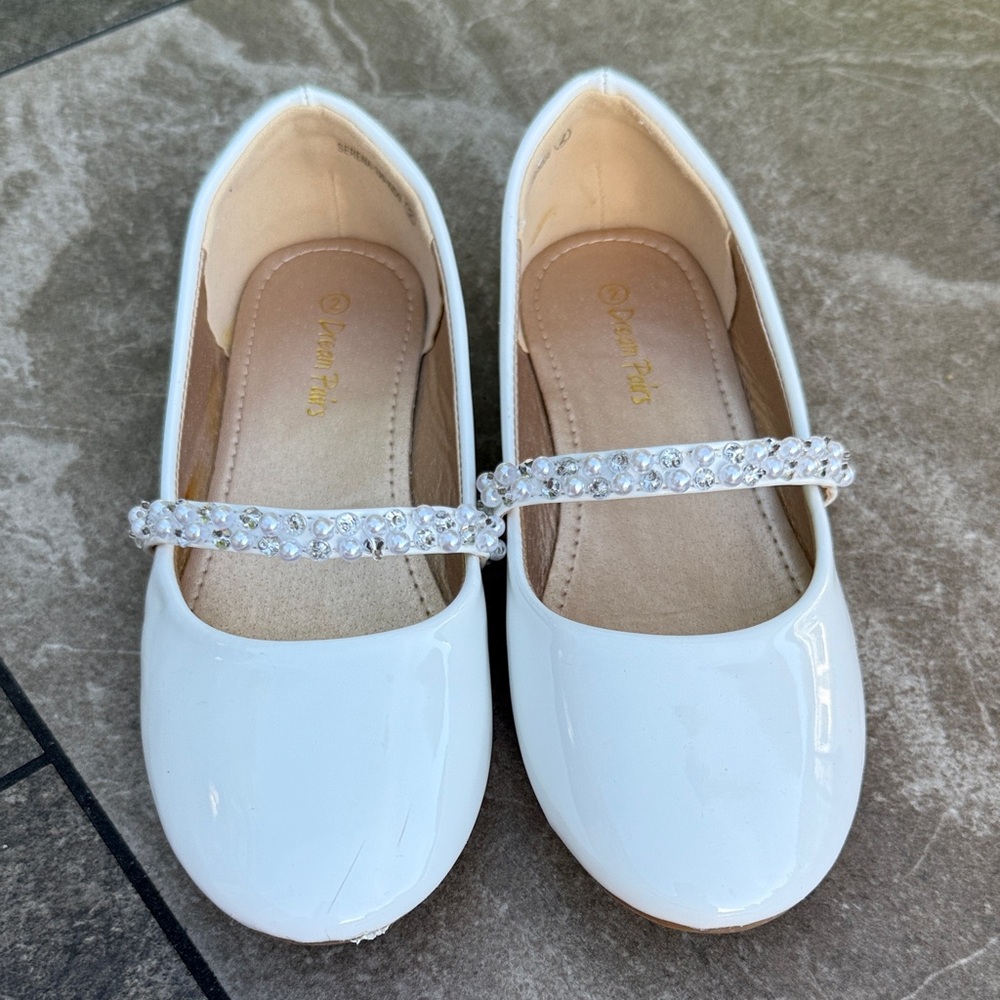Girls size 2Y Dream Pairs white dress shoes with sparkly strap